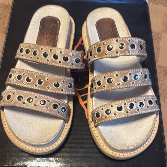 Stylish Women's Sandals with Gem Accents. Size 6. - Picture 2 of 5